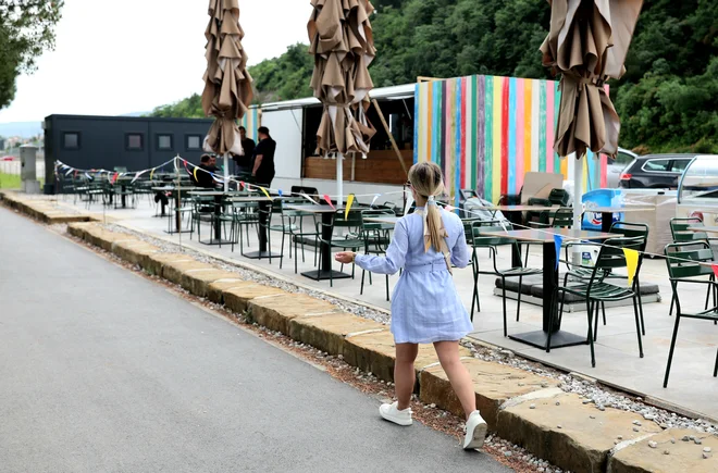 Gostinska prikolica v obmorskem parku v Žusterni bo zaživela predvidoma ta konec tedna. Foto Blaž Samec