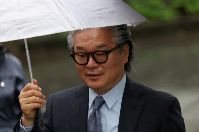 Aprila 2021 je The Wall Street Journal poročal, da je Hwang konec marca v desetih dneh izgubil 20 milijard ameriških dolarjev, kar je povzročilo velike izgube njegovima bankirjema Nomura in Credit Suisse. FOTO: Andrew Kelly/Reuters