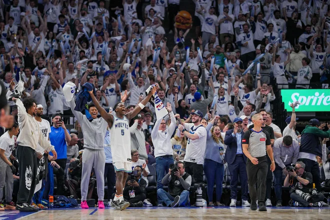 Z odlično predstavo so Anthony Edwards in drugi košarkarji Minnesote preložili odločitev o prvem finalistu zahodne konference v ligi NBA. FOTO: Brad Rempel/Usa Today Sports Via Reuters Con