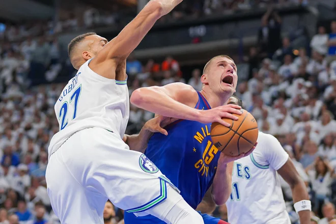 Najkoristnejši igralecsezone Nikola Jokićjebilprvi strelec Denverja, a je Rudy Gobert v obrambi vseeno opravil dobro delo. FOTO: Brad Rempe/Usa Today Sports Via Reuters Con