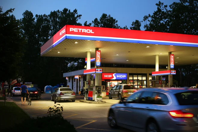Petrol je v prvih treh mesecih letos ustvaril 15,9 milijona evrov čistega dobička, ki pripada delničarjem družbe, kar je 36 odstotkov manj kot v istem lanskem obdobju. FOTO Jure Eržen/Delo