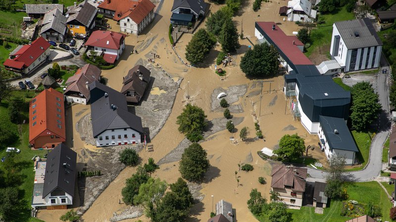 Fotografija: Marsikje na prizadetih območjih ob lanskoletnih poplavah ljudje niso bili pravočasno opozorjeni na prihajajočo nevarnost. FOTO: Voranc Vogel/Delo
