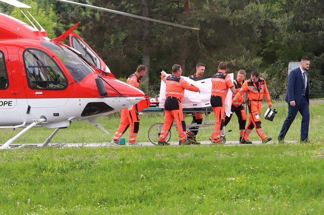 Premiera Fica so s helikopterjem prepeljali v bolnišnico v Bansko Bystrico. FOTO: Afp