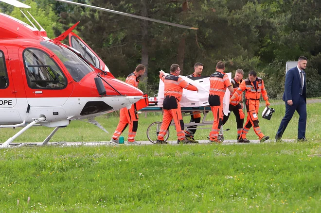 Premiera Fica so s helikopterjem prepeljali v bolnišnico v Bansko Bystrico. FOTO: Afp