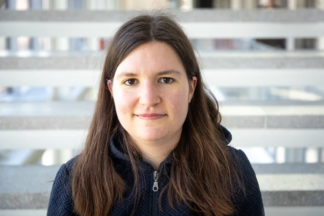 Mojca Petaros je magistrirala iz prevajanja na Filozofski fakulteti v Ljubljani, poleti bo pri Mladinski knjigi izšlo njeno prvo romaneskno prevodno delo, prvenec argentinske pisateljice Camile Sosa Villada. Foto Voranc Vogel