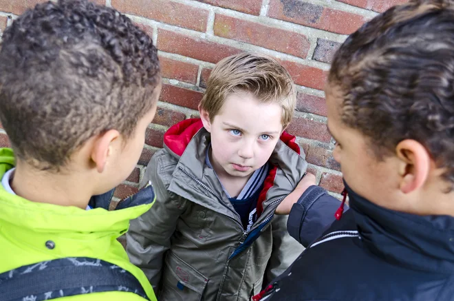 Negativne učinke televizijskih serij z demonstracijo nasilja, ki spremlja najstniško rast in zorenje, dopolnjujejo naši lastni primeri medvrstniškega nasilja. FOTO: Shutterstock