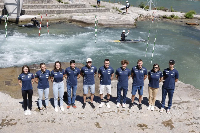 Slovenski fantje in dekleta na fotografiji so domača upanja za odličja na EP v slalomu na divjih vodah v Tacnu. FOTO: Leon Vidic
