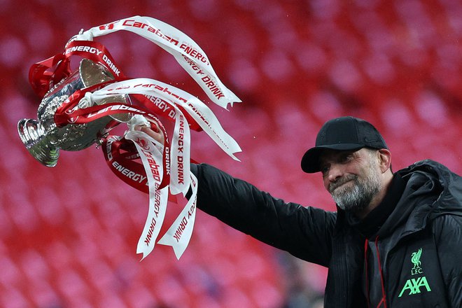Jürgen Klopp je za konec z Liverpoolom osvojil ligaški pokal. FOTO: Adrian Dennis/AFP