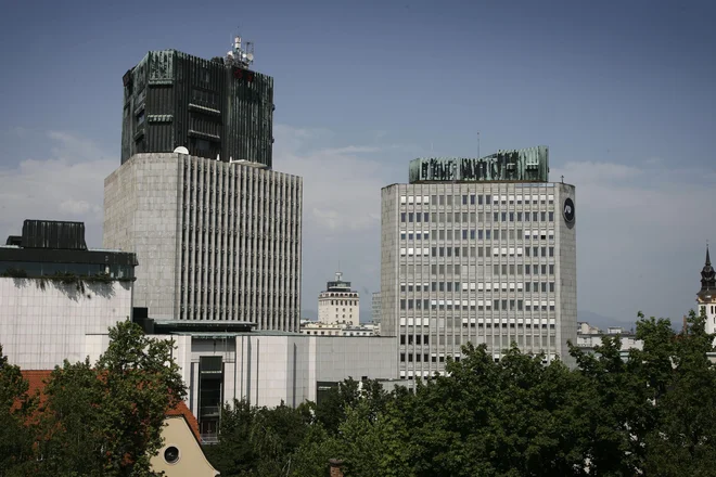 Stolpnici naj bi uokvirili spomenik revolucije in funkcionirali kot simbolni portal, južna mestna vrata ter s svojo višino postali znamenitost razvijajočega se mesta. FOTO: Blaž Samec