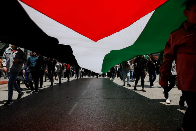 Slovenija med članicami EU še zdaleč ni osamljena v prepričanju, da si Palestinci zaslužijo svojo državo. Njihova stališča se razlikujejo predvsem glede vprašanja, kdaj je primeren čas za njeno priznanje. FOTO: Mohamad Torokman/Reuters