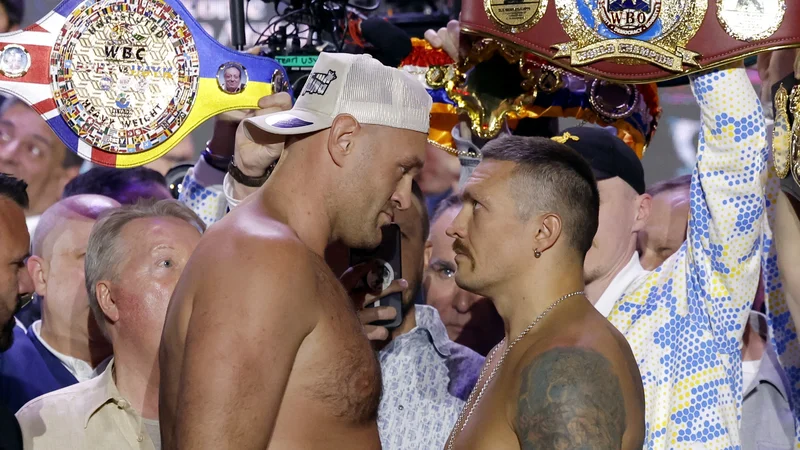 Tyson Fury (levo) je 16 centimetrov višji od Oleksandra Usika. FOTO: Andrew Couldridge/Reuters
