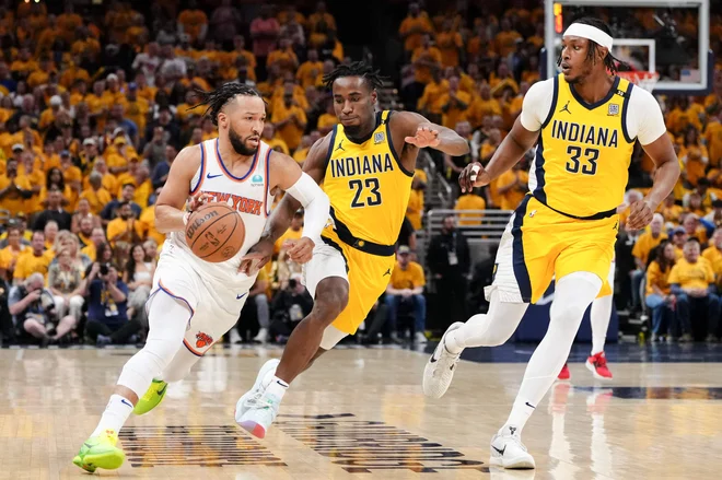 Jalen Brunson je imel več težav z obrambo Indiane, ki je pokazala mnogo več energije kot na peti tekmi. FOTO: Dylan Buell/AFP