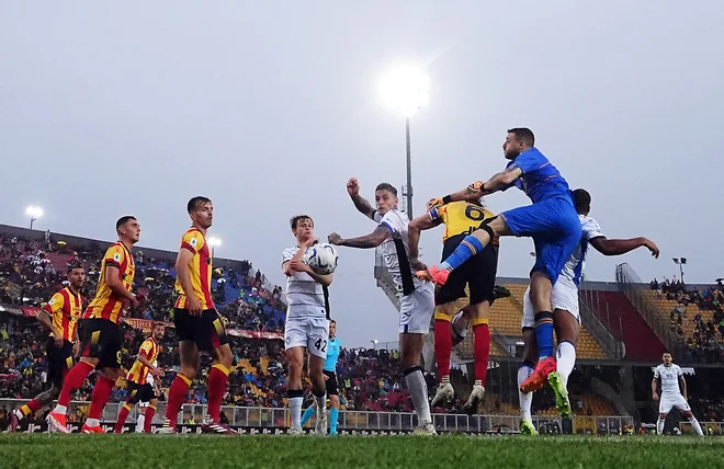 Gianluca Scamacca je bil strelec za Atalanto. FOTO: Alberto Lingria/Reuters