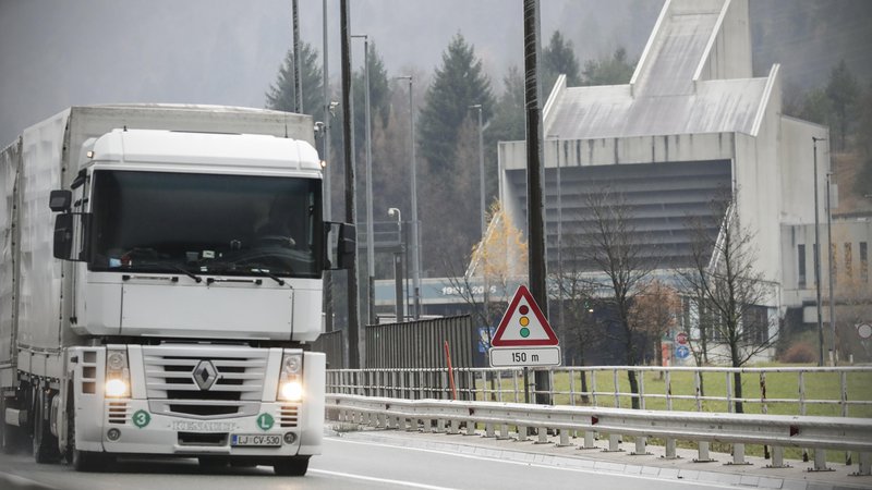 Fotografija: Zahteve glede dovoljenih izpustov CO2 so za tovornjake na evropskih cestah vse strožje. FOTO: Uroš Hočevar
