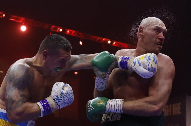 V deveti rundi je Oleksandr Usik (levo) spravil Tysona Furyja na rob nokavta. FOTO: Andrew Couldridge/Reuters