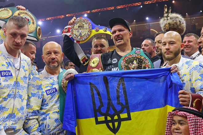 Oleksandr Usik je zmago posvetil tudi rojakom, ki branijo Ukrajino pred ruskimi agresorji. FOTO: Fayez Nureldine/AFP