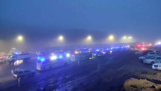 Iskanje se nadaljuje v megleno noč FOTO: Azin Haghighi Via Reuters