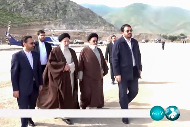 Iranski predsednik se je na obisk v Azerbajdžan odpravil z veččlansko delegacijo. FOTO: Afp