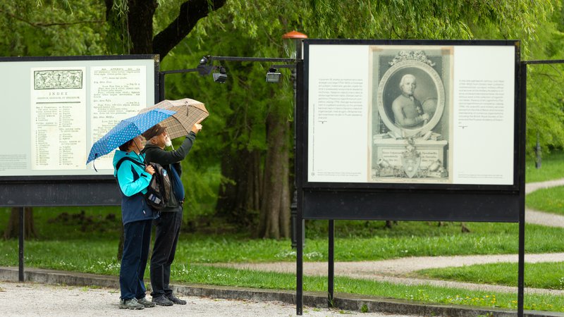 Fotografija: Razstava o 250 letih obveznega šolstva na Slovenskem bo na Jakopičevem sprehajališču v parku Tivoli v Ljubljani na ogled do 21. junija. FOTO: Andrej Peunik