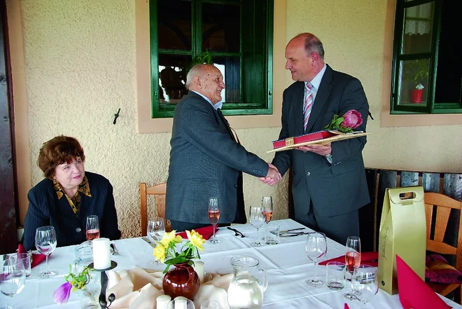 Ivan Minatti s soprogo Lojzko Špacapan na enem izmed sprejemov pri tedanjem županu občine Slovenske Konjice, Miranu Gorinšku. FOTO: arhiv časopisa Novice