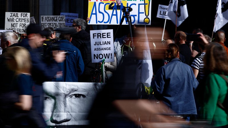 Fotografija: Privrženci ustanovitelja Wikileaksa Juliana Assangea so tudi pred današnjo obravnavo pripravili protest pred poslopjem višjega sodišča v Londonu. FOTO: Benjamin Cremel/AFP