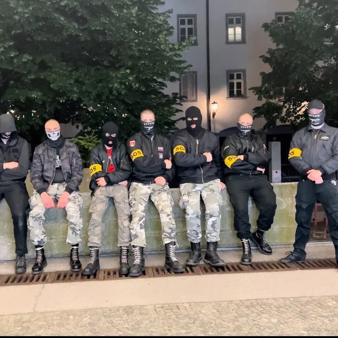 Člani Slovenske obrambne straže so pozirali z maskami na obrazih. Na policiji navajajo, da »intenzivno preverjajo okoliščine nastanka posnetka in njegov namen«, ter pozivajo ljudi, ki imajo informacije o dogodkih s posnetka, da jih o tem obvestijo. FOTO: SOS Instagram