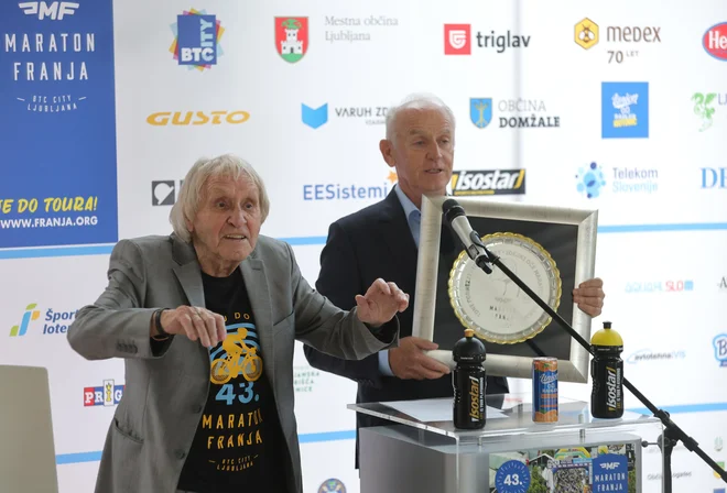Predsednik organizacijskega odbora maratona Franja Jože Mermal je posebno plaketo predal 90-letnemu Tonetu Fornezziju Tofu, ki je ob tem spisal himno maratona. FOTO: Dejan Javornik
