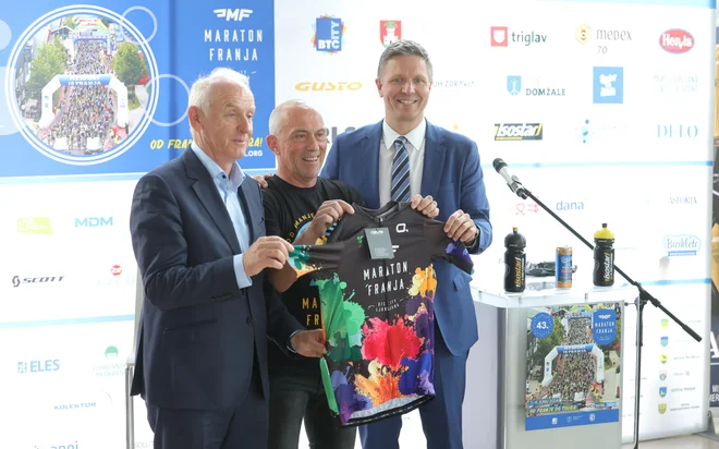 Direktor maratona Franja Gorazd Penko (v sredini) je z glavnim izvršnim direktorjem BTC Damjanom Kraljem (desno) in predsednikom upravnega odbora BTC Jožertom Mermalom predstavil uradni dres 43. Franje. FOTO: Dejan Javornik