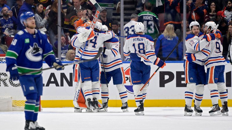 Fotografija: Hokejisti Edmontona so v kanadskem dvoboju po sedmi tekmah polfinala zahodne konference izločili Vancouver  FOTO: Derek Cain/Getty Images Via AFP