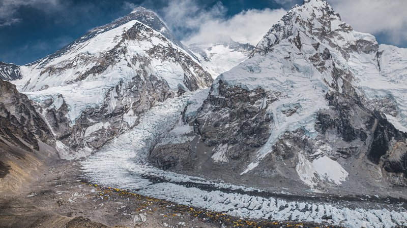 Fotografija: Približno 80 plezalcev je že doseglo 8849 metrov visok vrh Everesta, potem ko je ekipa za pritrjevanje vrvi prejšnji mesec dosegla vrh. FOTO: Seven Summit Treks/Reuters