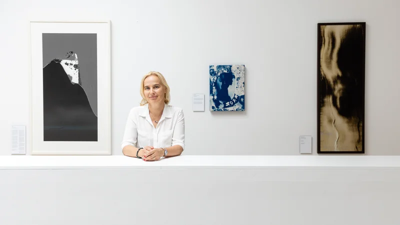 Galerija Fotografija poleg razstavnega programa deluje kot knjigarna in manjša založba. Na fotografiji ustanoviteljica, direktorica in vodja galerije Barbara Čeferin. FOTO: Voranc Vogel