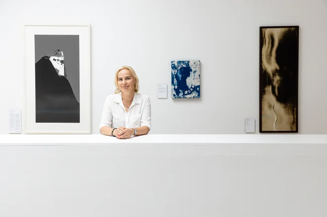 Galerija Fotografija poleg razstavnega programa deluje kot knjigarna in manjša založba. Na fotografiji ustanoviteljica, direktorica in vodja galerije Barbara Čeferin. FOTO: Voranc Vogel