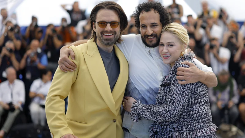 Režiser Ali Abbasi (v sredini) ter igralca Sebastian Stan in Maria Bakalova pred premiero filma The Apprentice (Vajenec) v Cannesu FOTO: Clodagh Kilcoyne/Reuters