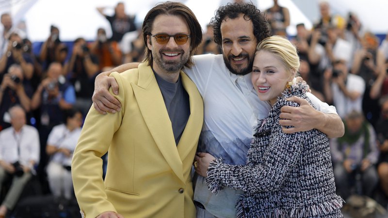 Fotografija: Režiser Ali Abbasi (v sredini) ter igralca Sebastian Stan in Maria Bakalova pred premiero filma The Apprentice (Vajenec) v Cannesu FOTO: Clodagh Kilcoyne/Reuters