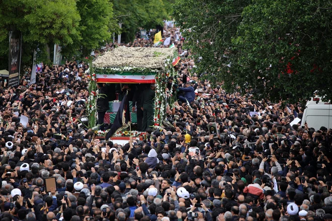 Iz Tabriza bodo Raisijevo truplo še danes prepeljali v šiitsko duhovniško središče Kom, zvečer pa v prestolnico Teheran. FOTO: Reuters