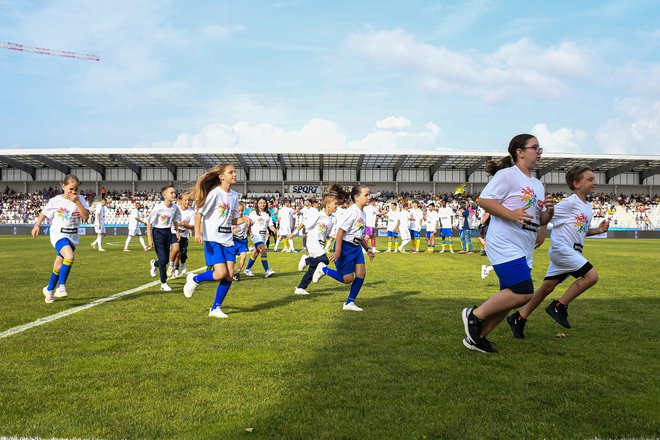 Več kot 100 otrok je v Sloveniji slavilo z nogometaši. FOTO: Aleksander Golob