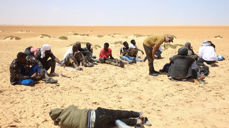 Fotografija: Migrante naj bi s podporo EU odpeljali na obmejna puščavska območja. (Fotografija je simbolična.) FOTO: Hazem Ahmed/Reuters