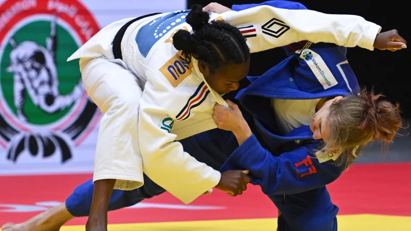 Andreja Leški (desno) se je zelo dobro borila s francosko šampionko Clarisse Agbegnenou, proti kateri je izgubila šele v podaljšku. FOTO: Ryan Lim/AFP