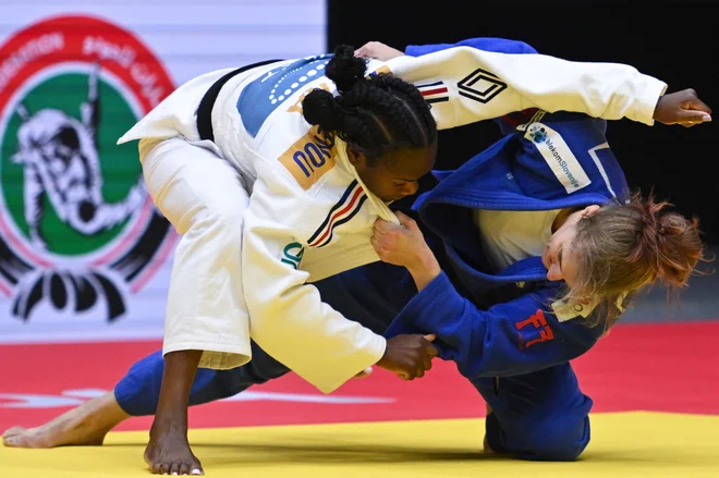 Andreja Leški (desno) se je zelo dobro borila s francosko šampionko Clarisse Agbegnenou, proti kateri je izgubila šele v podaljšku. FOTO: Ryan Lim/AFP
