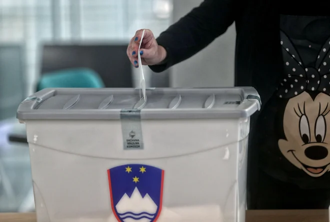 Ali imamo državljani možnost, da politične stranke in oblast nasploh o teh dveh slabostih vsaj nekoliko poučimo na posvetovalnem referendumu o preferenčnem glasu? FOTO: Blaž Samec/Delo