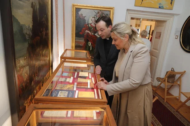 Župnik Sebastijan Valentan je novo pridobitev malečniške fare predstavil tajnici in urednici Slovenske matice Ignaciji Fridl Jarc.

FOTO: Borut Midlil/Mediaspeed