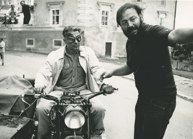 Karpo Godina je edini slovenski avtor, čigar retrospektiva je bila predstavljena v newyorškem muzeju sodobne umetnosti MoMA (na fotografiji z igralcem Borisom Cavazzo na snemanju filma Rdeči boogie ali Kaj ti je deklica). FOTO: arhiv Slovenske kinoteke