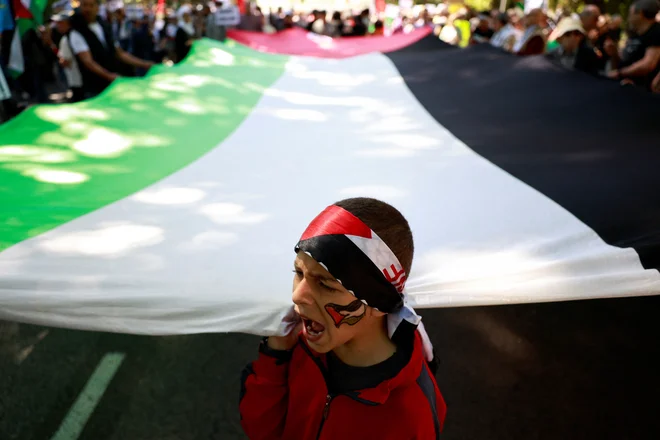 »To je zgodovinski dan tako za Palestino kot za Irsko,« je na današnji tiskovni konferenci v Dublinu dejal irski premier Simon Harris. FOTO: Susana Vera/Reuters
