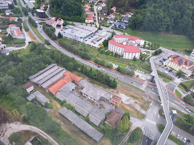 Z vrha stolpa je tudi razgled na še vedno propadajoče mizarstvo, ki leži v neposredni bližini stolpa in 183 metrov dolgega nadhoda Sonce. FOTO: Špela Kuralt/Delo