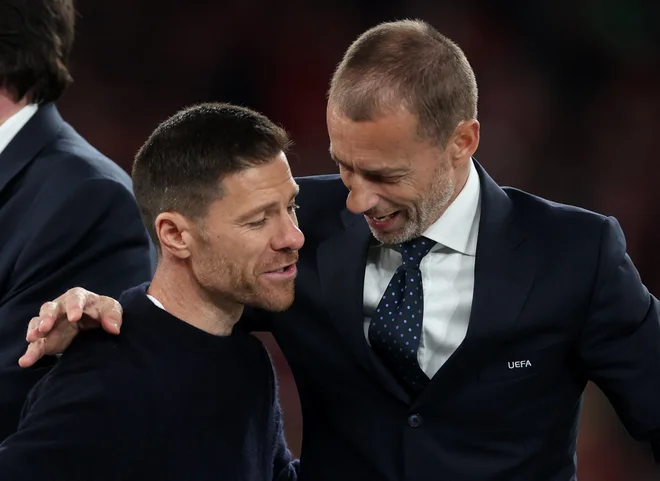 Aleksander Čeferin je tolažil tudi trenerja Bayerja Xabija Alonsa. FOTO: Paul Childs/Reuters