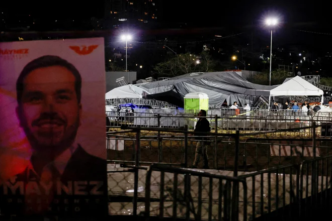 Álvarez Máynez je po nesreči sporočil, da je sam dobro, medtem ko je bilo nekaj članov njegove ekipe poškodovanih in so jih odpeljali v bolnišnico. FOTO: Daniel Becerril/Reuters