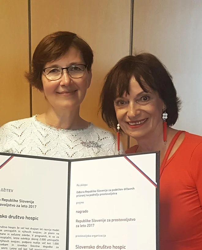 Dolgoletna ambasadorka Slovenskega društva Hospic je bila tudi Manca Košir, ki je v svojem zadnjem pismu še kako poudarila pomembnost detabuizacije smrti v družbi in medijih. Na fotografiji s predsednico društva Renato J. Roban. FOTO: Arhiv Hospic