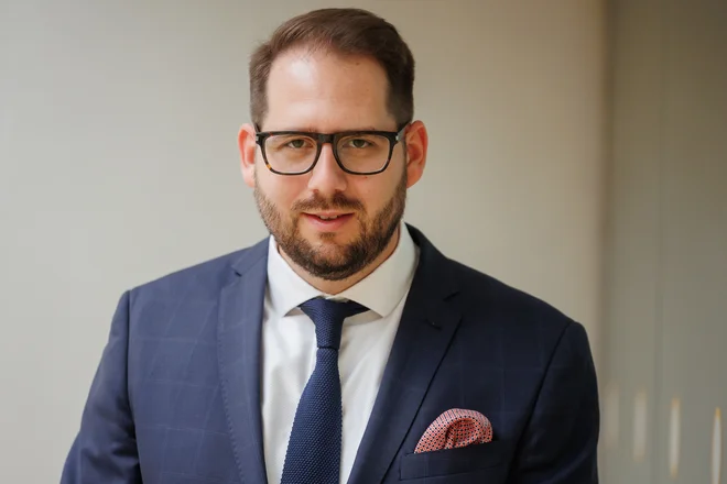 Še vedno veliko spletnih kupcev želi paket prevzeti na pošti, zato tudi procese za prevzem paketov na pošti optimiziramo – digitaliziramo vsem znane listke o neuspešni dostavi, dodali smo jim QR-kode za hitrejše izročanje, pojasnjuje Matej Raspet. FOTO: Črt Piksi/Delo