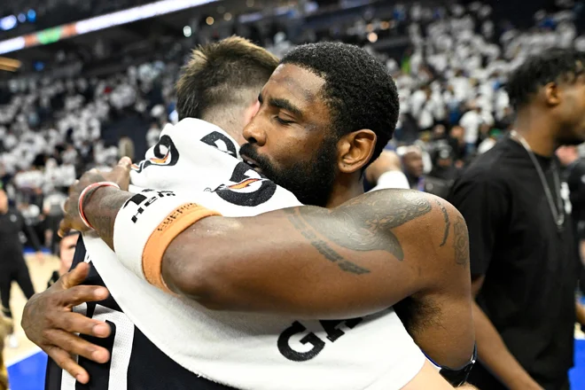 Irving in Dončić sta naredila prvi, a zelo pomemben korak k finalu. Foto Stephen Maturen/AFP