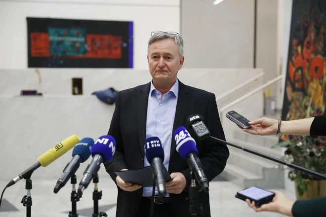 »Vsi uspešni zdravstveni sistemi – Nizozemska, Švica, Avstrija, Nemčija, Francija – kombinirajo zasebne in državne izvajalce v javnem zdravstvenem sistemu,« je dejal prof. dr. Radko Komadina v imenu zdravniških organizacij. Foto Leon Vidic